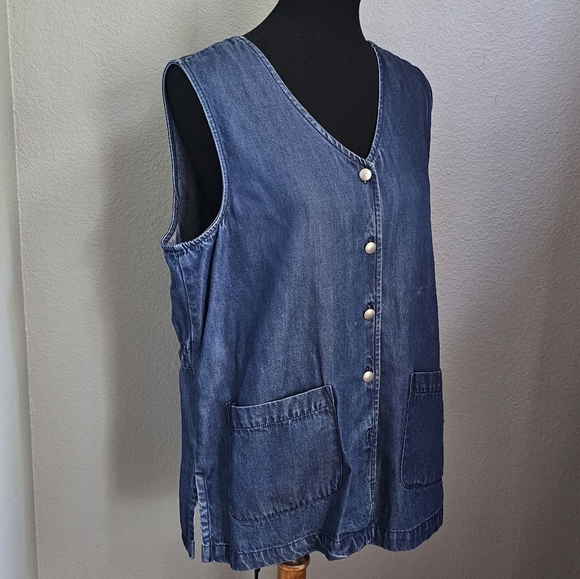 Soft denim Sleeveless button down Blouse - Picture 2 of 10
